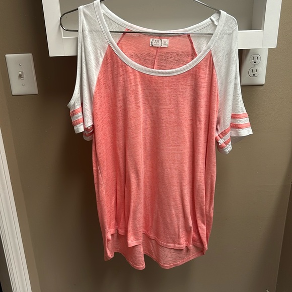 Tops - Short sleeve coral color white shoulders shirt